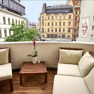 balcony-oasis-operastreet-apartment.vienna-besthotels.com/