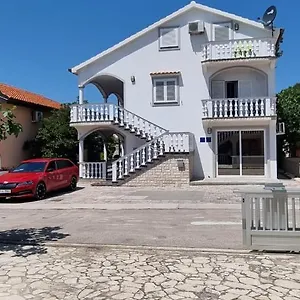 https://apartmani-ira-1.hotelinzadar.com